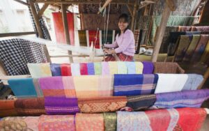 Woman-weaving-silk-scarves-Ban-Xang-